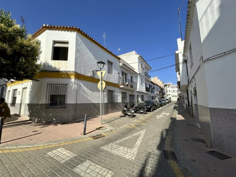 R4780432 | Detached Villa in Estepona – 6 beds, 3 baths