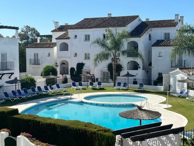 R5037397 | Middle Floor Apartment in El Paraiso – 2 beds, 2 baths