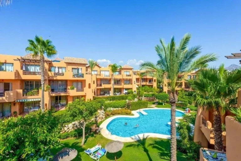 R5017597 | Top Floor Apartment in Bel Air – 2 beds, 2 baths