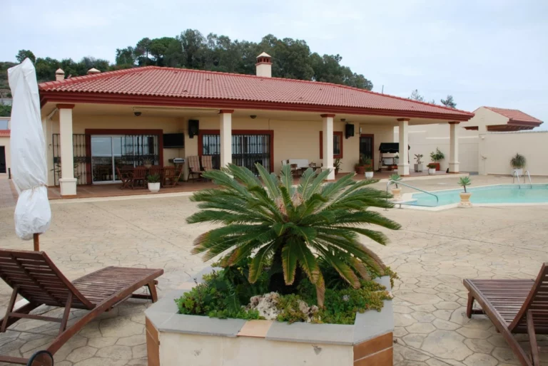 R2598008 | Bungalow in Estepona – 4 beds, 2 baths