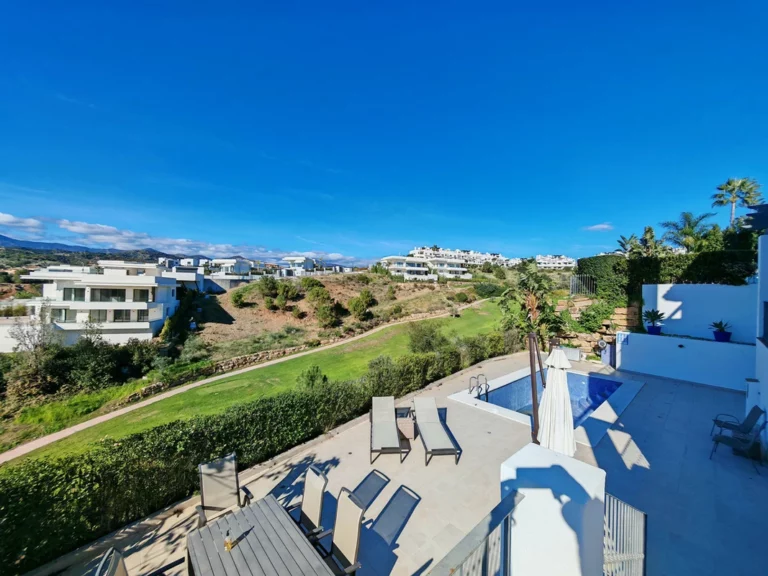 R5042338 | Detached Villa in Estepona – 4 beds, 4.5 baths