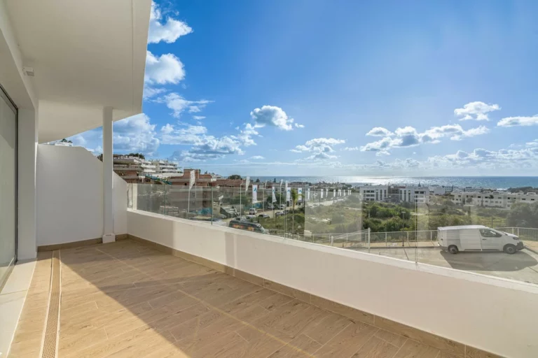 R4980790 | Middle Floor Apartment in Estepona – 3 beds, 2 baths