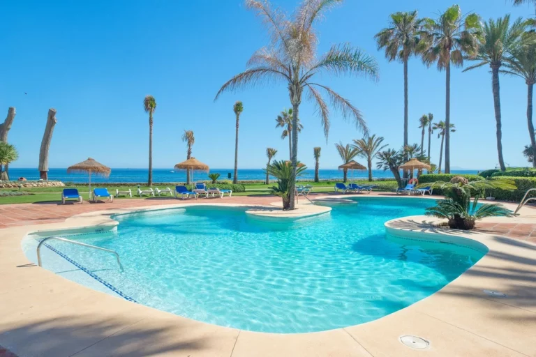 R4992955 | Ground Floor Apartment in Estepona – 3 beds, 3 baths