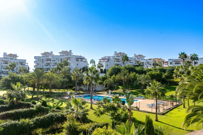 R4901584 | Middle Floor Apartment in Estepona – 3 beds, 2 baths