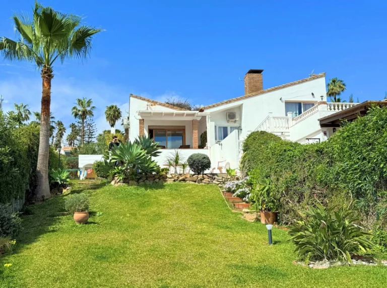 R5049256 | Semi-Detached House in Estepona – 3 beds, 2 baths