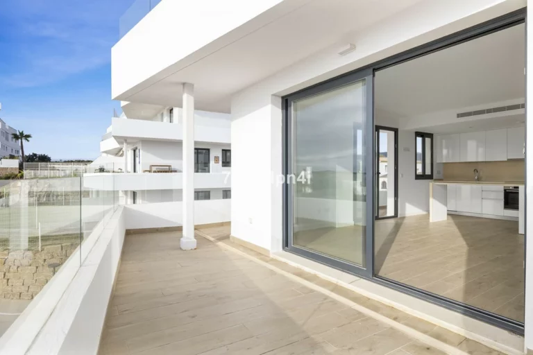 R4899040 | Middle Floor Apartment in Estepona – 3 beds, 2 baths
