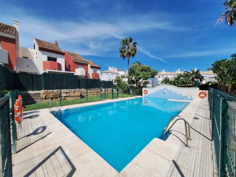 R5010250 | Townhouse in Estepona – 3 beds, 2 baths