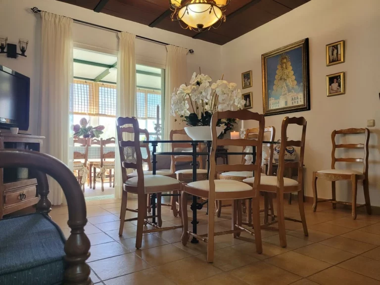 R4141252 | Detached Villa in Estepona – 5 beds, 3 baths