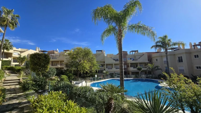 R4873060 | Middle Floor Apartment in Estepona – 3 beds, 2 baths