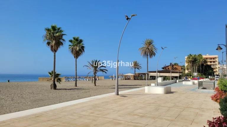 R4905004 | Middle Floor Apartment in Estepona – 2 beds, 1 baths