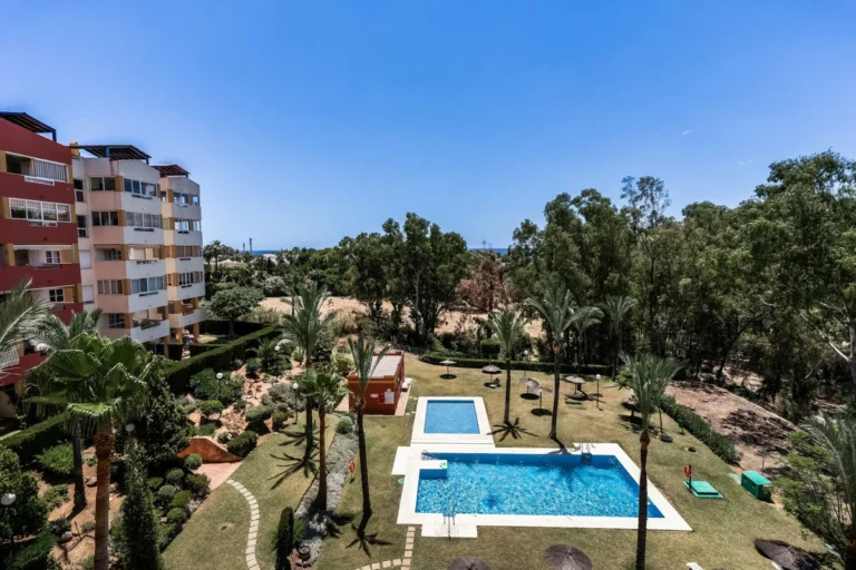 R5018068 | Middle Floor Apartment in Estepona – 2 beds, 2 baths