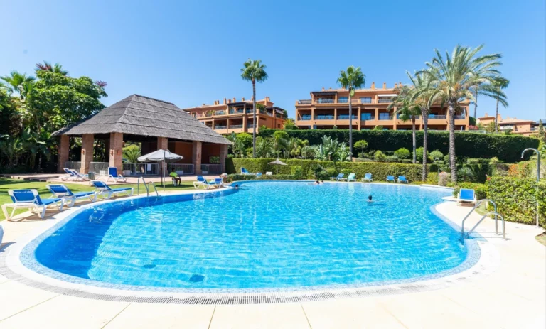R5049313 | Penthouse in Estepona – 3 beds, 3 baths