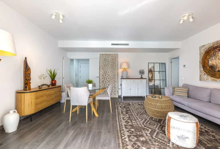 R5064301 | Middle Floor Apartment in Estepona – 2 beds, 3 baths