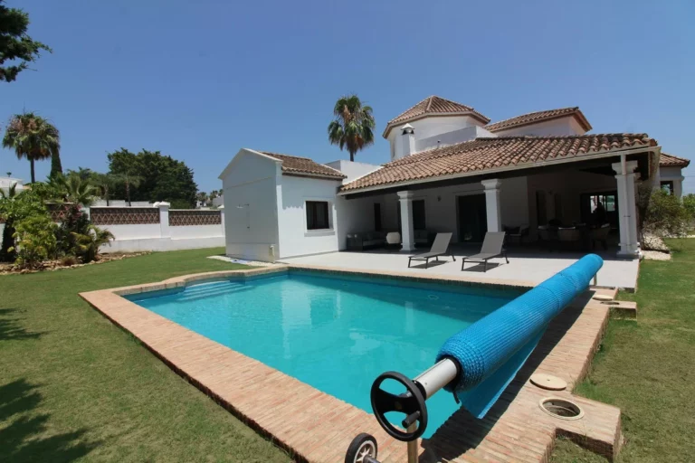 R5074183 | Detached Villa in El Paraiso – 3 beds, 3 baths