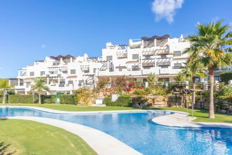 R5070553 | Ground Floor Apartment in Estepona – 2 beds, 2 baths