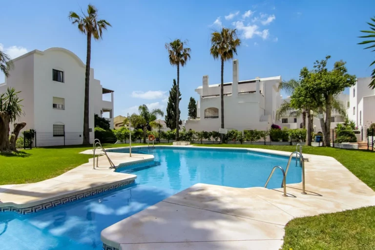 R5054881 | Top Floor Apartment in Estepona – 2 beds, 2 baths