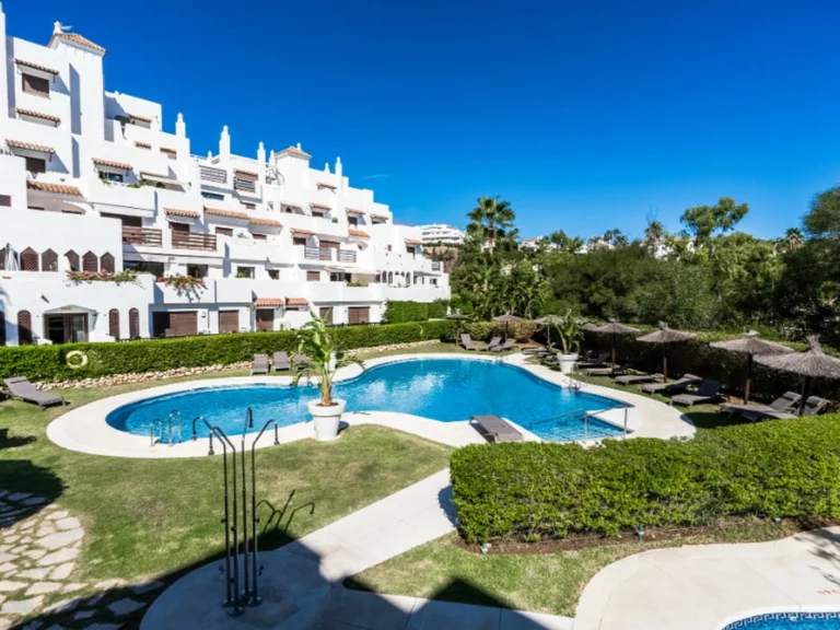 R5076508 | Ground Floor Apartment in Estepona – 2 beds, 2 baths