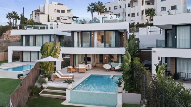 R5061226 | Detached Villa in Estepona – 6 beds, 5 baths