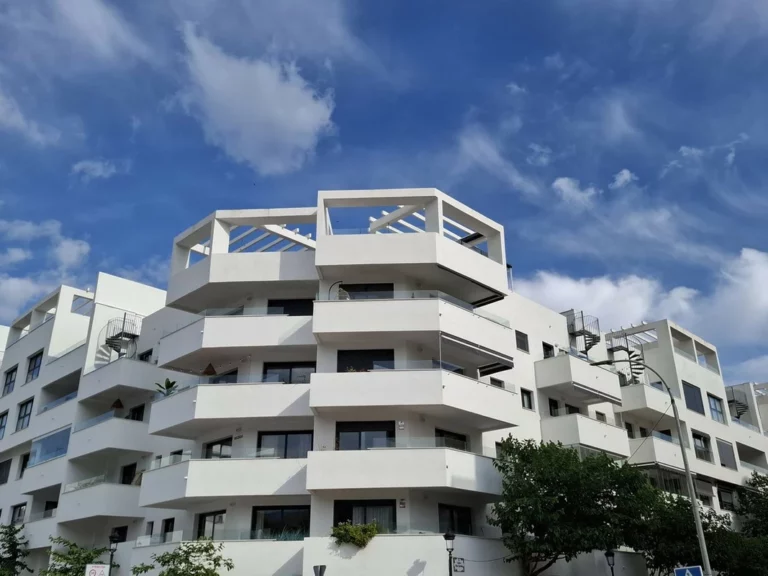 R5041111 | Middle Floor Apartment in Estepona – 3 beds, 2 baths