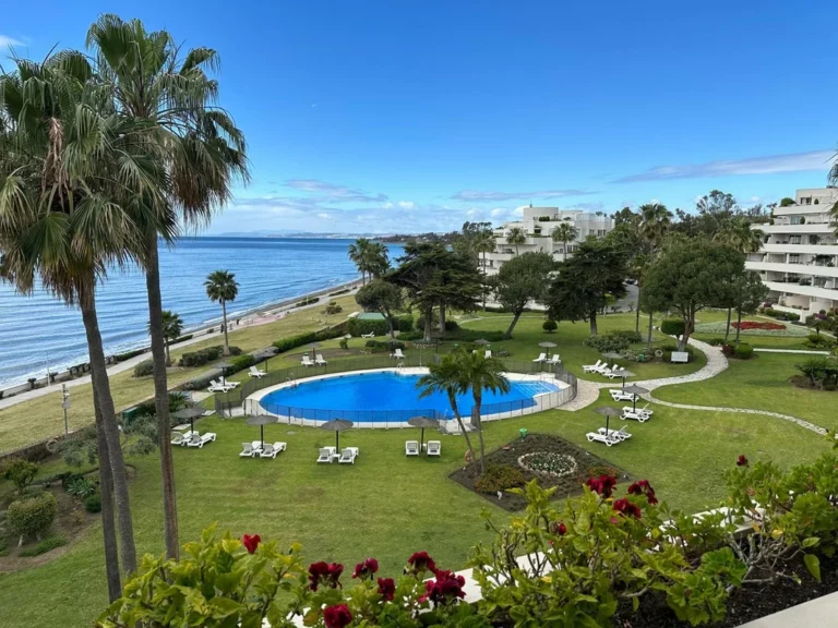 R5080801 | Middle Floor Apartment in Estepona – 3 beds, 2 baths