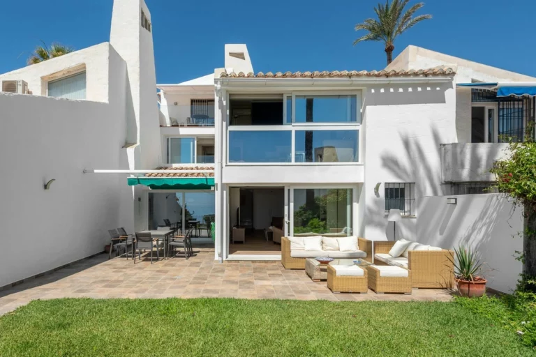 R5076907 | Semi-Detached House in Estepona – 4 beds, 6 baths