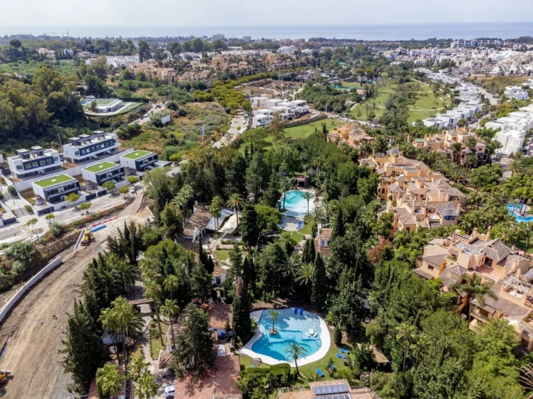 R5074051 | Detached Villa in Estepona – 20 beds, 21 baths