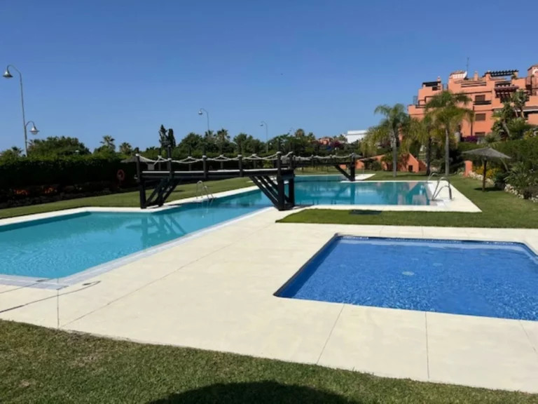 R5057623 | Middle Floor Apartment in Estepona – 2 beds, 2 baths