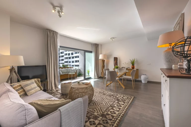 R5064301 | Middle Floor Apartment in Estepona – 2 beds, 3 baths