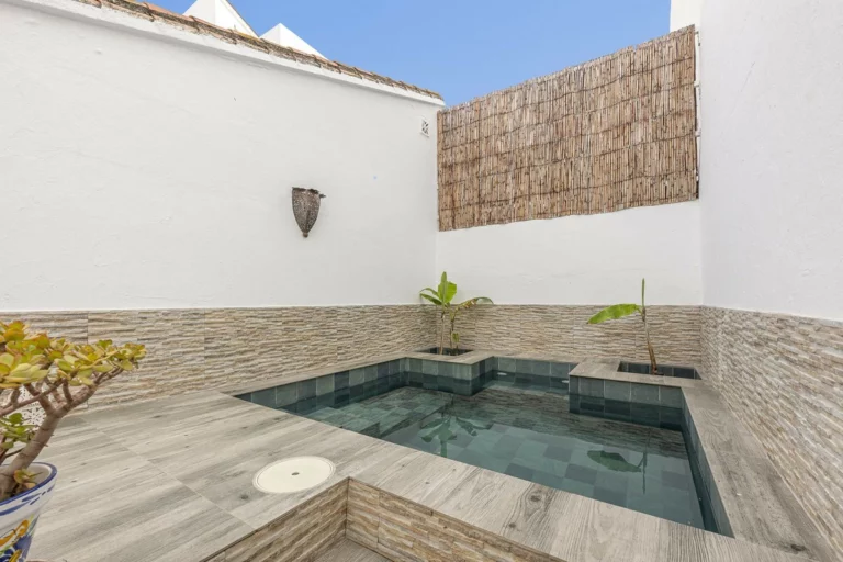 R5053300 | Townhouse in Estepona – 5 beds, 2 baths