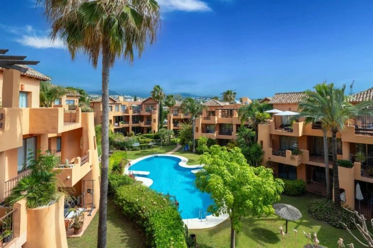 R5056132 | Middle Floor Apartment in Estepona – 2 beds, 2 baths
