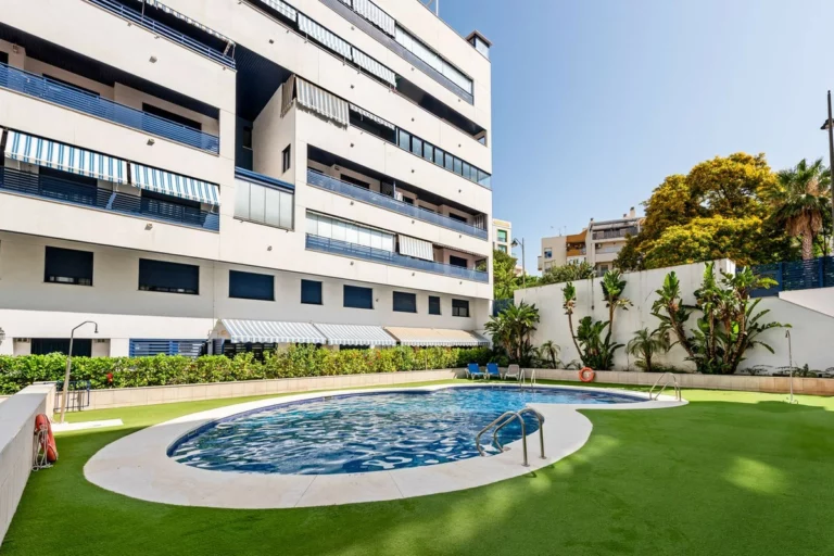 R5072365 | Middle Floor Apartment in Estepona – 2 beds, 2 baths