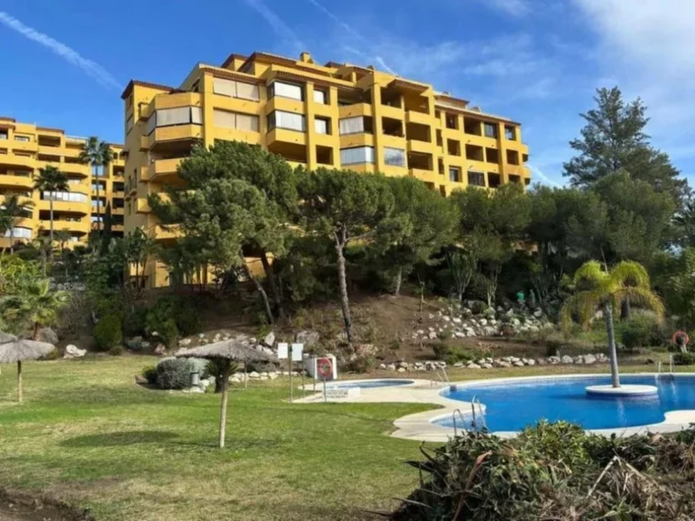 R5057776 | Middle Floor Apartment in Estepona – 2 beds, 2 baths
