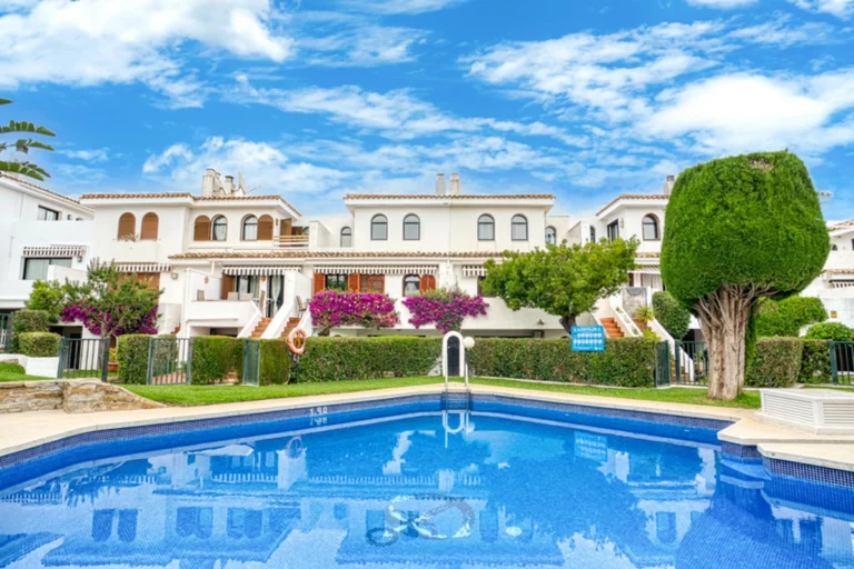 R5069944 | Townhouse in Estepona – 3 beds, 2.5 baths