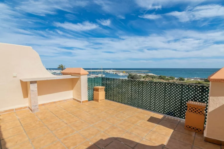 R4745116 | Townhouse in Estepona – 4 beds, 3 baths