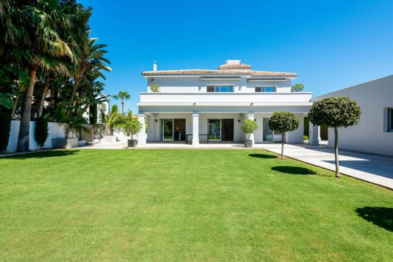 R4821001 | Detached Villa in El Paraiso – 7 beds, 7 baths