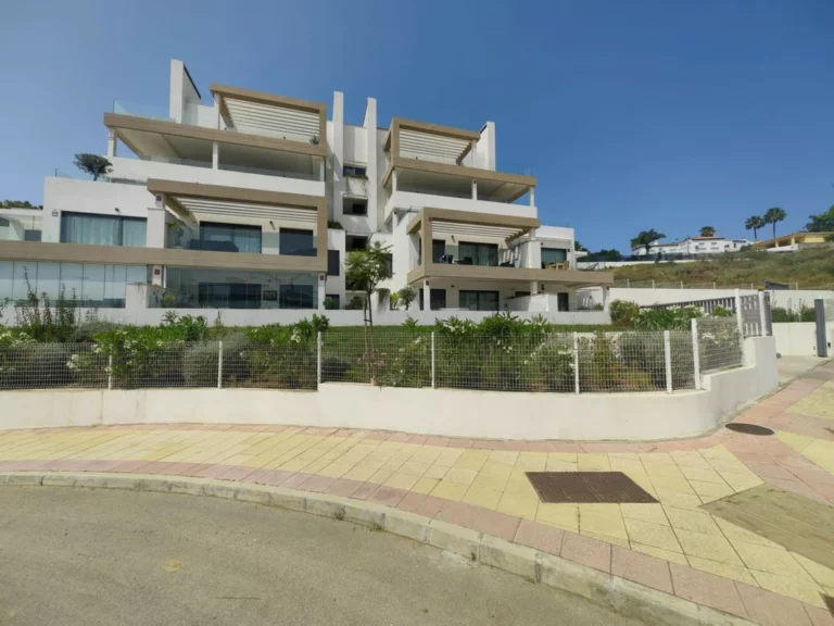 R5061067 | Ground Floor Apartment in Estepona – 3 beds, 2 baths