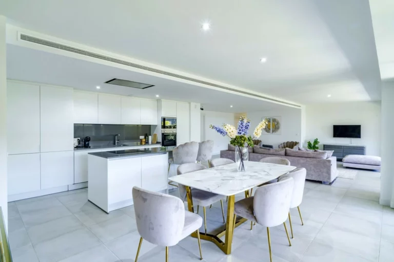 R5017777 | Ground Floor Apartment in Estepona – 4 beds, 4 baths