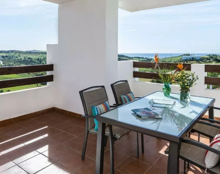 R5081626 | Top Floor Apartment in Estepona – 2 beds, 2 baths