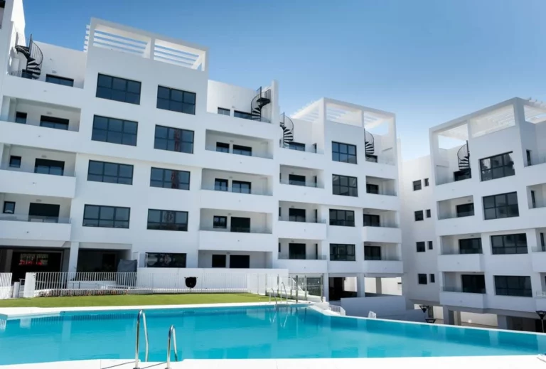 R5064517 | Middle Floor Apartment in Estepona – 2 beds, 2 baths