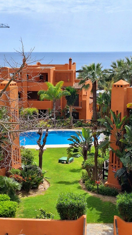 R5041207 | Middle Floor Apartment in Estepona – 2 beds, 2 baths