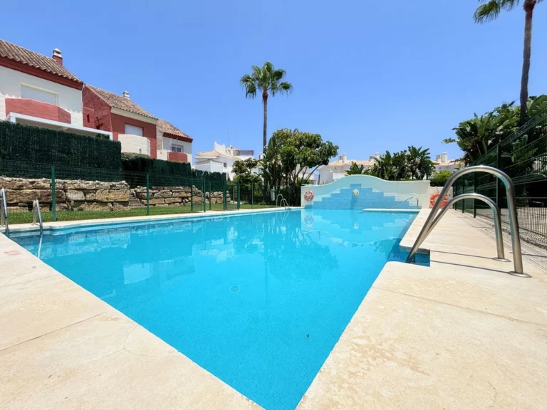 R5069740 | Townhouse in Estepona – 3 beds, 2 baths