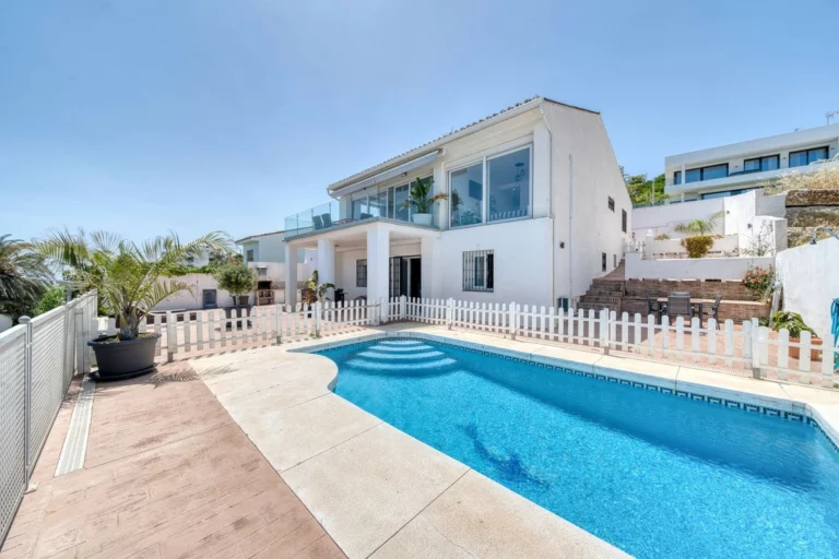 R5055628 | Detached Villa in Estepona – 5 beds, 3 baths