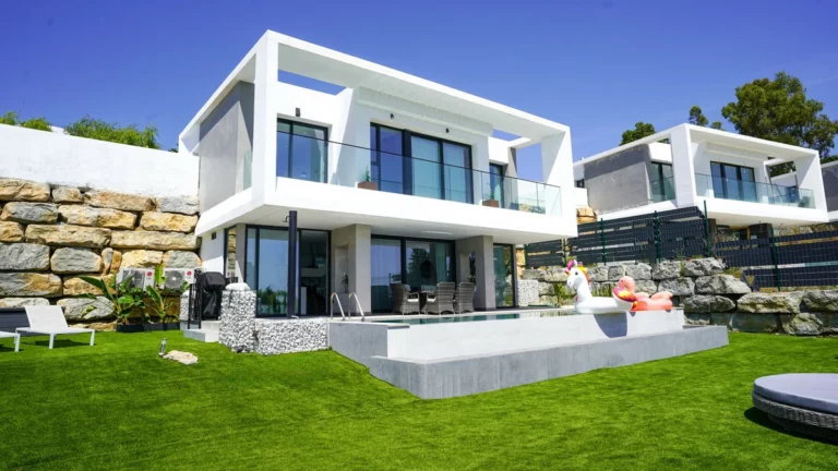 R5065273 | Detached Villa in Estepona – 4 beds, 2 baths