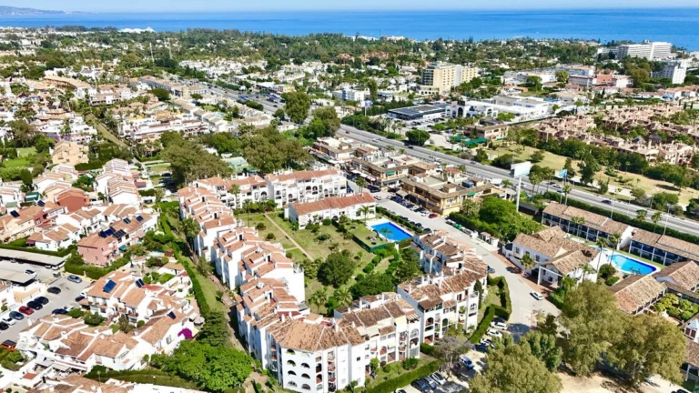 R5056552 | Middle Floor Apartment in Estepona – 3 beds, 2 baths