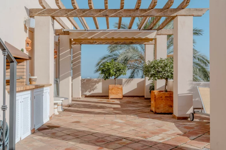 R4889077 | Middle Floor Apartment in Estepona – 3 beds, 2 baths