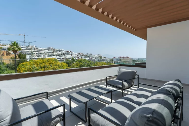 R5074156 | Middle Floor Apartment in Estepona – 3 beds, 3 baths