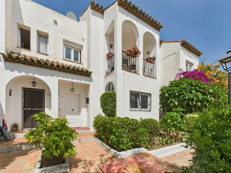 R5077342 | Townhouse in Estepona – 3 beds, 2 baths