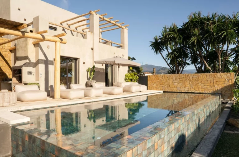 R5076751 | Detached Villa in Estepona – 5 beds, 5 baths