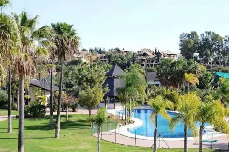 R5062618 | Middle Floor Apartment in Estepona – 2 beds, 2 baths
