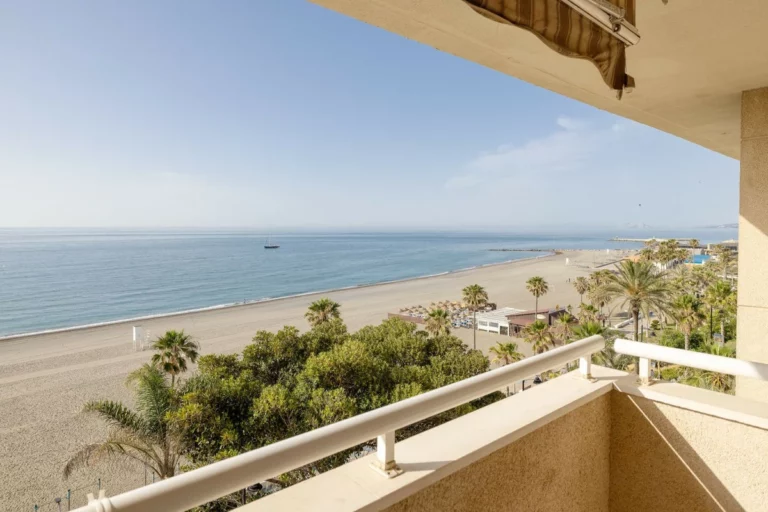 R5001247 | Top Floor Apartment in Estepona – 4 beds, 2 baths